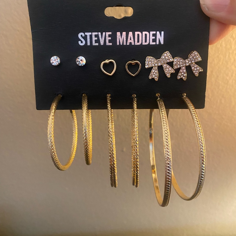 NEW Steve Madden earrings set.
